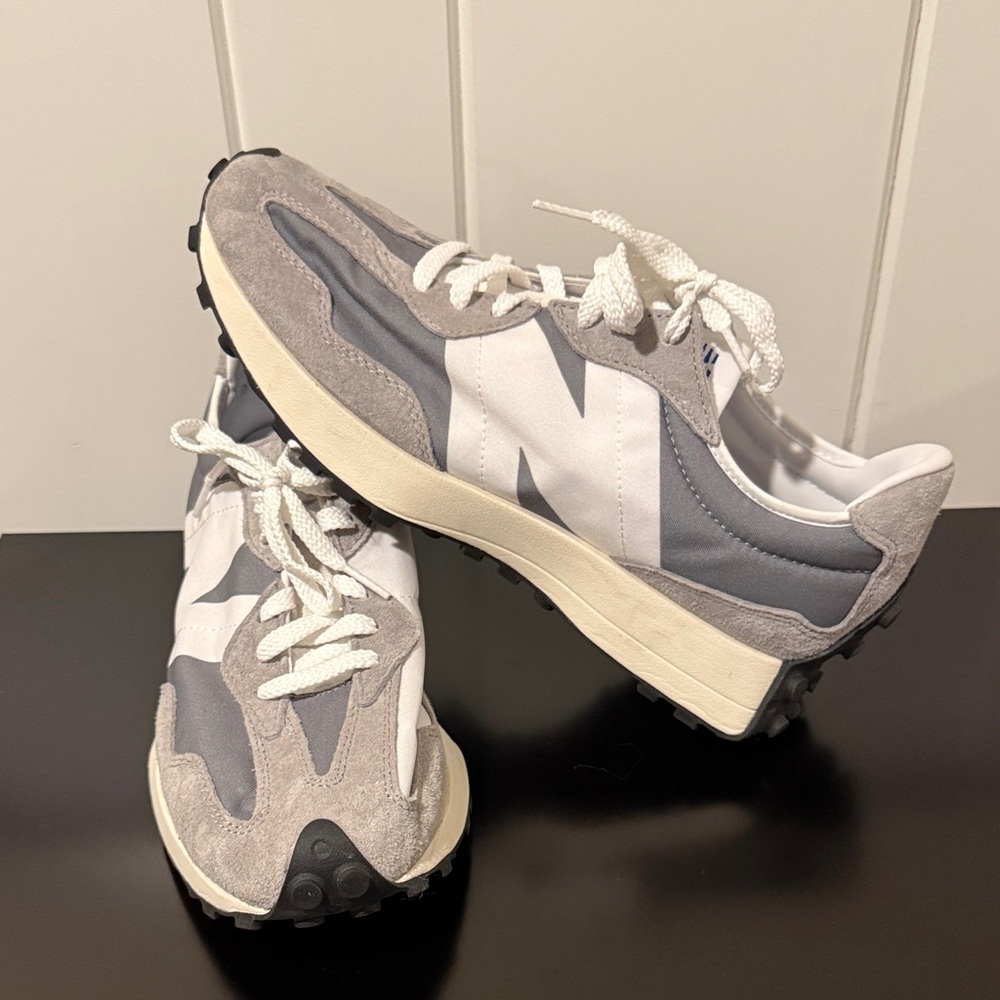 *NWOT* Men’s New Balance 327 Gray and White Sneakers